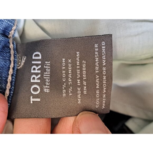 Torrid Womens Size 26 5" Mid-Rise Denim Shorts Studded Sides  Frayed Hem NEW - Picture 7 of 8